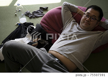 寝ているだらしない男性 寝ているだらしない男性 75507391