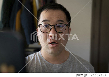 スマホを見て鼻血を出す男性 スマホを見て鼻血を出す男性 75507404