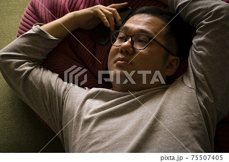 寝ている男性 75507405