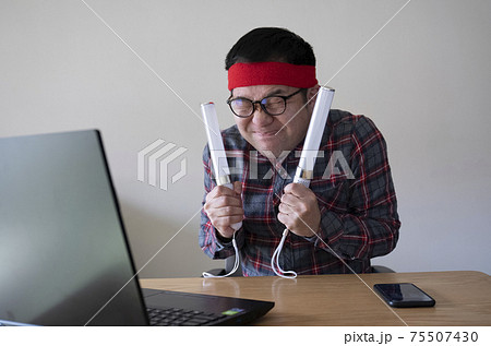 オンラインで応援するオタクの男性 75507430