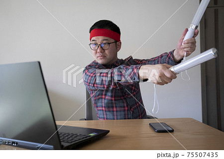 オンラインで応援するオタクの男性 75507435