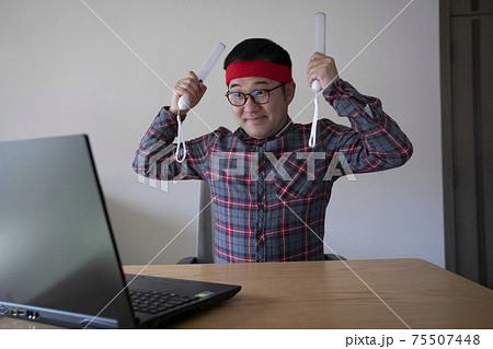 オンラインで応援するオタクの男性 75507448
