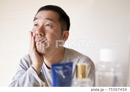 スキンケアをする中年男性 スキンケアをする中年男性 75507450
