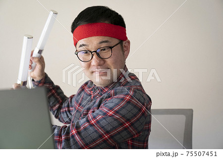 オンラインで応援するオタクの男性 75507451