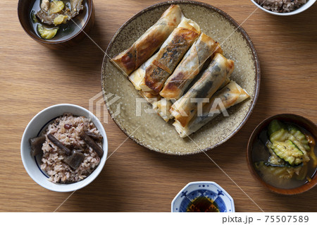 大葉と鶏ささみの春巻と、炊き込みごはんの食卓 大葉と鶏ささみの春巻と、炊き込みごはんの食卓 75507589