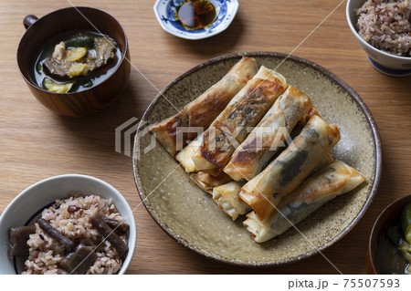 大葉と鶏ささみの春巻と、炊き込みごはんの食卓 大葉と鶏ささみの春巻と、炊き込みごはんの食卓 75507593