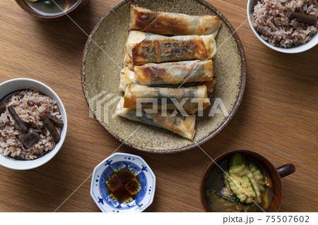 大葉と鶏ささみの春巻と、炊き込みごはんの食卓 75507602