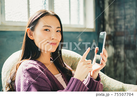 美容女子がスマホ検索 美容女子がスマホ検索 75507704