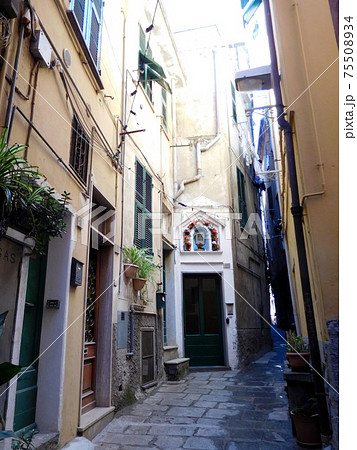 イタリア　チンクエテッレのヴェルナッツァの路地 75508934