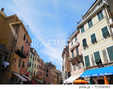 イタリア　チンクエテッレのヴェルナッツァの通り 75508983