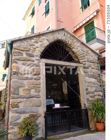 イタリア　チンクエテッレのヴェルナッツァの教会 75509304