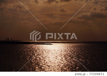 海に沈む夕日 75509651