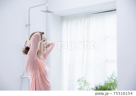バスルーム 入浴する女性 バスルーム 入浴する女性 75510154