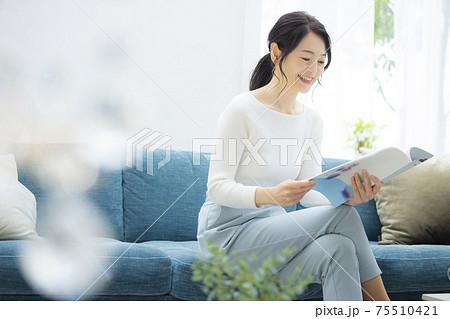 リビングでくつろぐ女性 75510421
