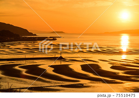 幻想的な砂紋景勝風景 (夕日)「日本の夕陽百選・渚百選」日本・九州・熊本県(御輿来海岸) 幻想的な砂紋景勝風景 (夕日)「日本の夕陽百選・渚百選」日本・九州・熊本県(御輿来海岸) 75510475