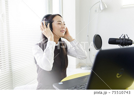 歌配信をする女性 歌配信をする女性 75510743