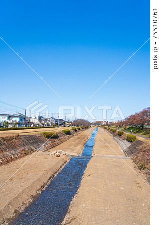 大雨シーズン前に整備された川の風景 75510761
