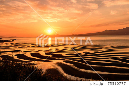 幻想的な砂紋景勝風景 (夕日)「日本の夕陽百選・渚百選」日本・九州・熊本県(御輿来海岸) 75510777