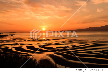 夕日に浮かぶ幻想的な砂紋景勝風景 「自然の神秘 夕日百選・渚百選」 日本・九州・熊本県(御輿来海岸) 夕日に浮かぶ幻想的な砂紋景勝風景 「自然の神秘 夕日百選・渚百選」 日本・九州・熊本県(御輿来海岸) 75511042