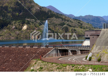 七ヶ宿湖大噴水と七ヶ宿ダムの風景 宮城県七ヶ宿町 七ヶ宿湖大噴水と七ヶ宿ダムの風景 宮城県七ヶ宿町 75511145