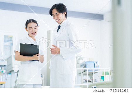 病院　医療　ICU　医師　医者　入院 75511165