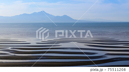有明海に浮かぶ幻想的な砂紋景勝風景 「自然の神秘　日本の渚百選」日本・九州・熊本県(御輿来海岸) 75511208