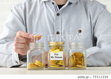 夢の実現のためのお金を貯める人物 夢の実現のためのお金を貯める人物 75511330
