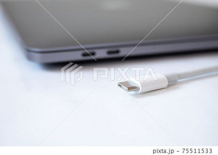 USB規格Type-Cとパソコン【白背景】 75511533