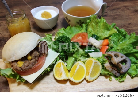 手作りパンでハンバーガーランチ 手作りパンでハンバーガーランチ 75512067