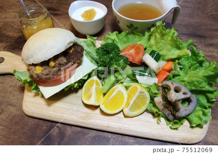 手作りパンでハンバーガーランチ 75512069