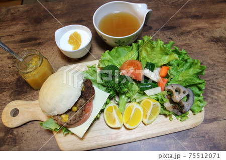手作りパンでハンバーガーランチ 75512071