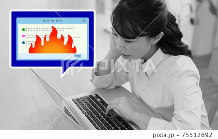 ネット炎上で困る女性イメージ ネット炎上で困る女性イメージ 75512692