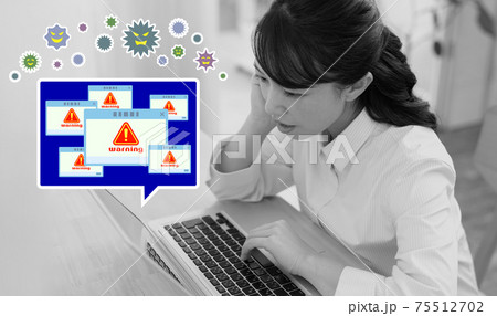 パソコンがウイルスに感染してしまった女性のイメージ 75512702