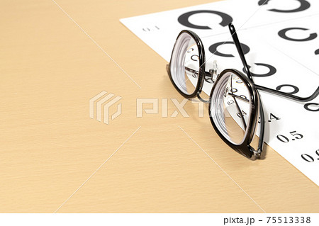眼鏡と視力検査表 眼鏡と視力検査表 75513338
