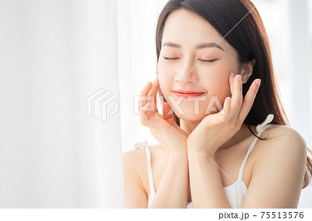 Woman beauty 75513576