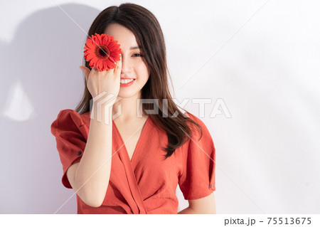 Woman flowers 75513675