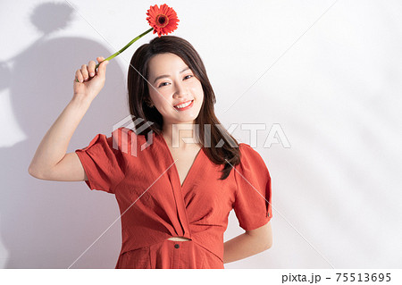 Woman flowers 75513695