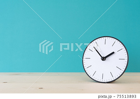 時間 タイム シンプルな時計と青の背景の写真素材