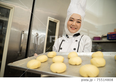 attractive muslim woman chef profession holding tray smiling to camera 75514808