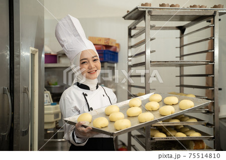 attractive muslim woman chef profession holding tray smiling to camera 75514810