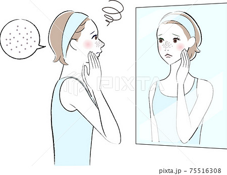 毛穴が気になる　鏡を見る女性 75516308