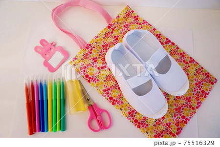 入学準備イメージ!真っ白な上履きと文具 物撮り 入学準備イメージ!真っ白な上履きと文具 物撮り 75516329