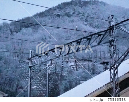 長野県 寒い冬の時期、山間部の駅の背景に山の木々が見える 長野県 寒い冬の時期、山間部の駅の背景に山の木々が見える 75516558