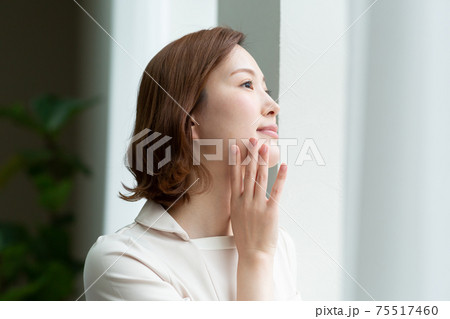 ユニフォームを着たきれいな女性 ユニフォームを着たきれいな女性 75517460