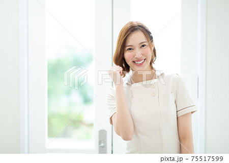 ユニフォームを着たきれいな女性 75517599