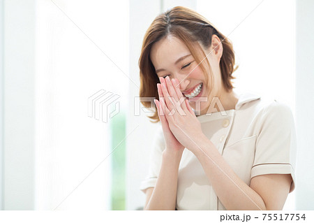 ユニフォームを着たきれいな女性 75517754