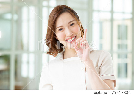 ユニフォームを着たきれいな女性 75517886