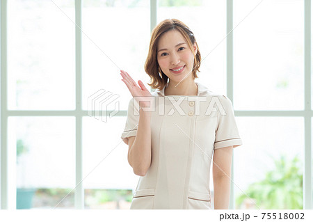 ユニフォームを着たきれいな女性 ユニフォームを着たきれいな女性 75518002