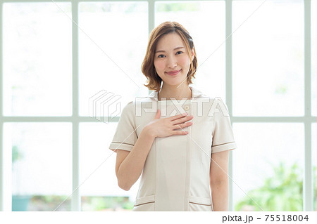 ユニフォームを着たきれいな女性 75518004