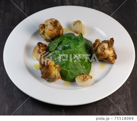 Fins, chicken drumstick, chicken, glazed onions, spinach leaves recipe Fins, chicken drumstick, chicken, glazed onions, spinach leaves recipe 75518069